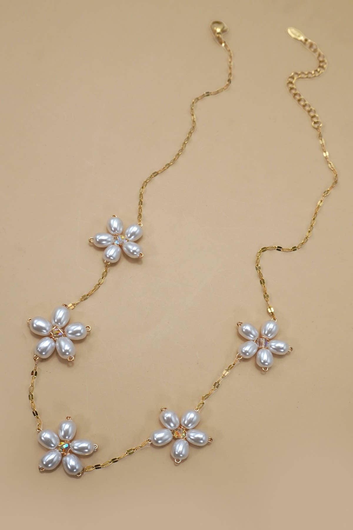18K STAINLESS STEEL TARNISH PEARL FLOWER NECKLACE | 40NK9417 GOLD GOLD necklace JOSSLYN by wall to wall- Tilden Co.