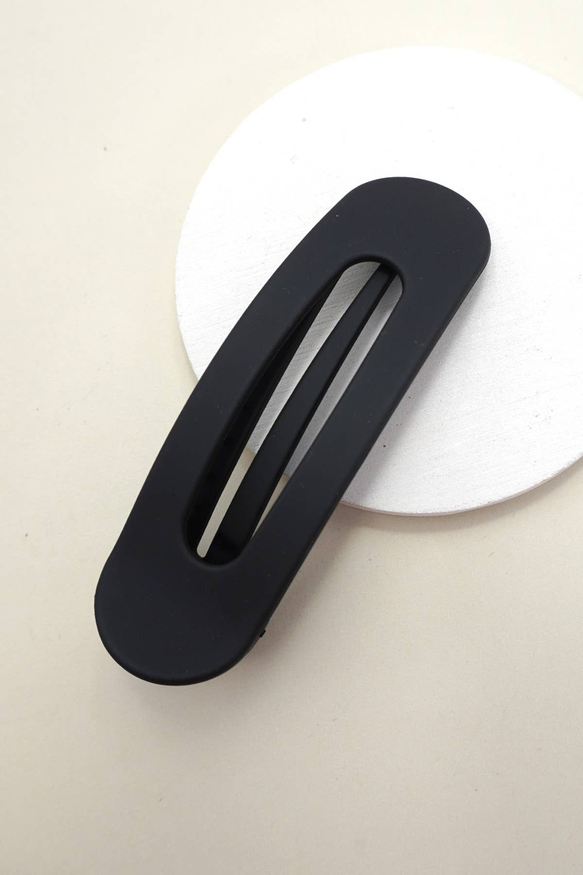 Oval Flat Lay Hair Claw Clip Black Black JOSSLYN by wall to wall- Tilden Co.