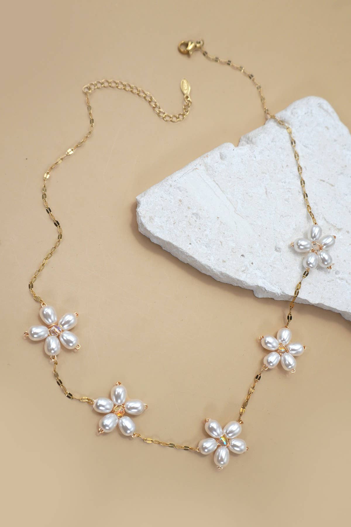 18K STAINLESS STEEL TARNISH PEARL FLOWER NECKLACE | 40NK9417 necklace JOSSLYN by wall to wall- Tilden Co.