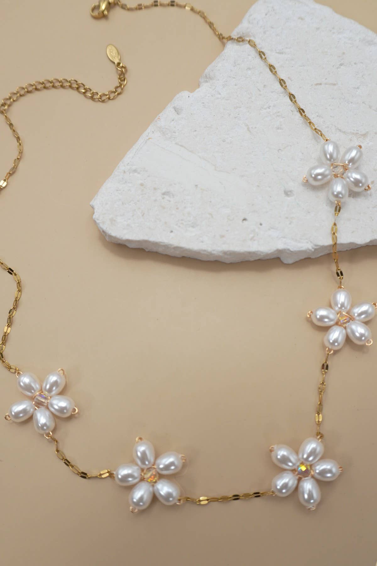 18K STAINLESS STEEL TARNISH PEARL FLOWER NECKLACE | 40NK9417 necklace JOSSLYN by wall to wall- Tilden Co.